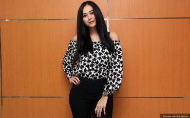 Penampilan Aura Kasih Bikin Meleleh